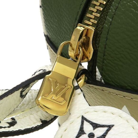 Louis Vuitton Monogram Giant Beachpo M67610 - Picture 4 of 9